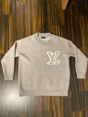 Stickad tröja i grå - Stickad tröja i grå. Om du har frågor är det bara att skriva.