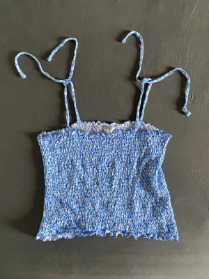 fin somrig topp - jätte söt topp med blommig design och snören man knyter som linne men kan även användas som tub topp