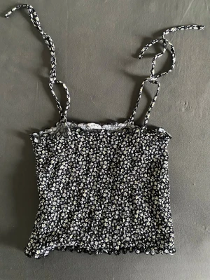 fin somrig topp - jätte söt topp med blommig design och snören man knyter som linne men kan även användas som tub topp