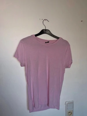 T-shirt ifrån Gina tricot  - Använd en del obs! Färgskiftningar vid armhålorna stl L men passar M fint