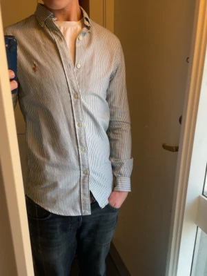 Ralph lauren skjorta - Grön randig Ralph lauren skjorta i storlek Xs. Modellen är 177cm. Den är i bra skick. Skriv vid funderingar!