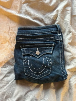 TRUE RELIGION JEANS - As fina true religion jeans,nästan helt nya köpta här på plick.Använda 3 gånger och säljer pågrund av att dom är för små🥲kom privat för måtten eller fler bilder💕