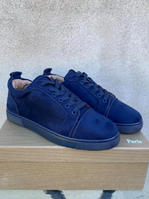 Christian louboutin louis junior - Christian Louboutin Louis Junior i mörkblå färg, box tillkommer samt kvitto och allt som kommer, andvända men hållt i topp kondi, professionellt städat, skriv vid minsta frågan 😎