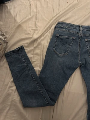 Två par blåa replays - Två par Snygga replay byxor 