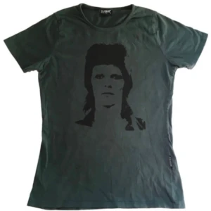 Mörkgrön David Bowie band tröja/ graphic tee/ T-shirt med tryck, rock/ 60tal/ 60s/ 70tal/ 70s/ cyber/ alt/ 2000s/ 2000tal/ 00s/ 00tal - Unik mörkgrön T-shirt med svart handtryckt David Bowie tryck på! Kan tvättas som vanligt i tvättmaskin (vänd ut och in)