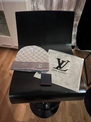 Grå lvmössa  - Aldrig använt skriv om ni har frågor 