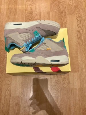 Jordan 4 Union LA Taupe Haze 44.5 - (rep) Jordan 4’s storlek 44.5/10.5 , passar även 44/10 fint skick, tvättar innan jag skickar