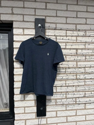 Ralph lauren t-shirt - Snygg o skön ralph lauren tisha i m, perfekt för sommaren, tveka inte på att höra av dig om du har några frågor