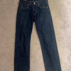 Levis jeans 501 - Riktigt feta 501 jeans, sitter riktigt bra på benen! De är straight leg så de passar flertals stilar, W28 L30. Riktigt bra pris då de kostar runt 1100 nypris! OBS Har en liten lagning kan skicka bild