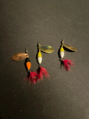 3 st Wipp spinnare med fjäder - Säljer 3 spinnare 2 av dem har nåt litet märke men de är inget stort annars funkar de perfekt om man vill ha mycket fisk hör av dig om du vill veta nåt!