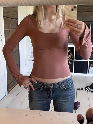 Tröja från gina - Långärmad tröja ifrån gina med slits💓 Ganska bra skick, inga defekter som man tänker på. Rostbrun färg typ?