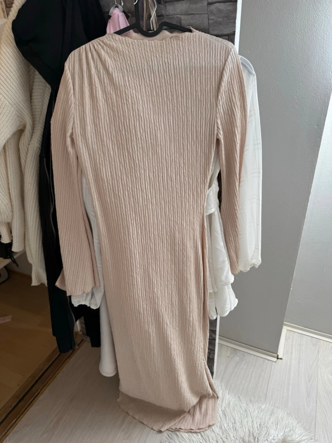 Beige långärmad ribbad maxiklänning - 2