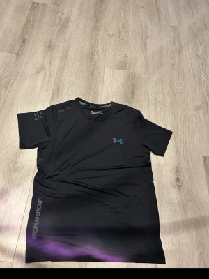Svart tränings-tshirt Under Armour - Super snygg under armour T-shirt fast pris mycket bra pris vid bundel rabbat bara att skriva vid frågor, känns som M
