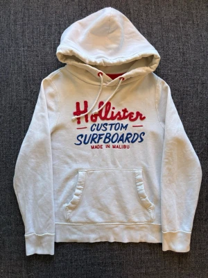 Hollister hoodie ~ Malibu surfboards - Sjukt eftertraktad Hollister hoodie ~ “Surfboards made in Malibu” sällsynt vintage modell som inte längre produceras | st M/true size | Rekomenderad längd mellan 173–185cm | färg vit | klassisk passform | OBS kan gå ner lite i pris vid snabb affär! 🏄