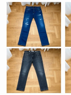 Replay anbass jeans  - Replay andbass i lite olika storlekar. Alla jeansen är i princip nya och väldigt väl omhändertagna. De två första slidesen är jeansen fram och bak ifrån bara att jag inte fick plats med alla bilder separat! Jeansen på de första två bilderna är båda stlrk W34 L36, bild nmr 3,4 är strlk W33 L 36 men lite kortare än vad som sägs. Och de sista paret på bild 5,6 är strlk W34 L34. Hör av er för mer info så som bilder, passform osv. 450 kr styck, pris diskuteras vid köp av flera par elr snabb affär! 