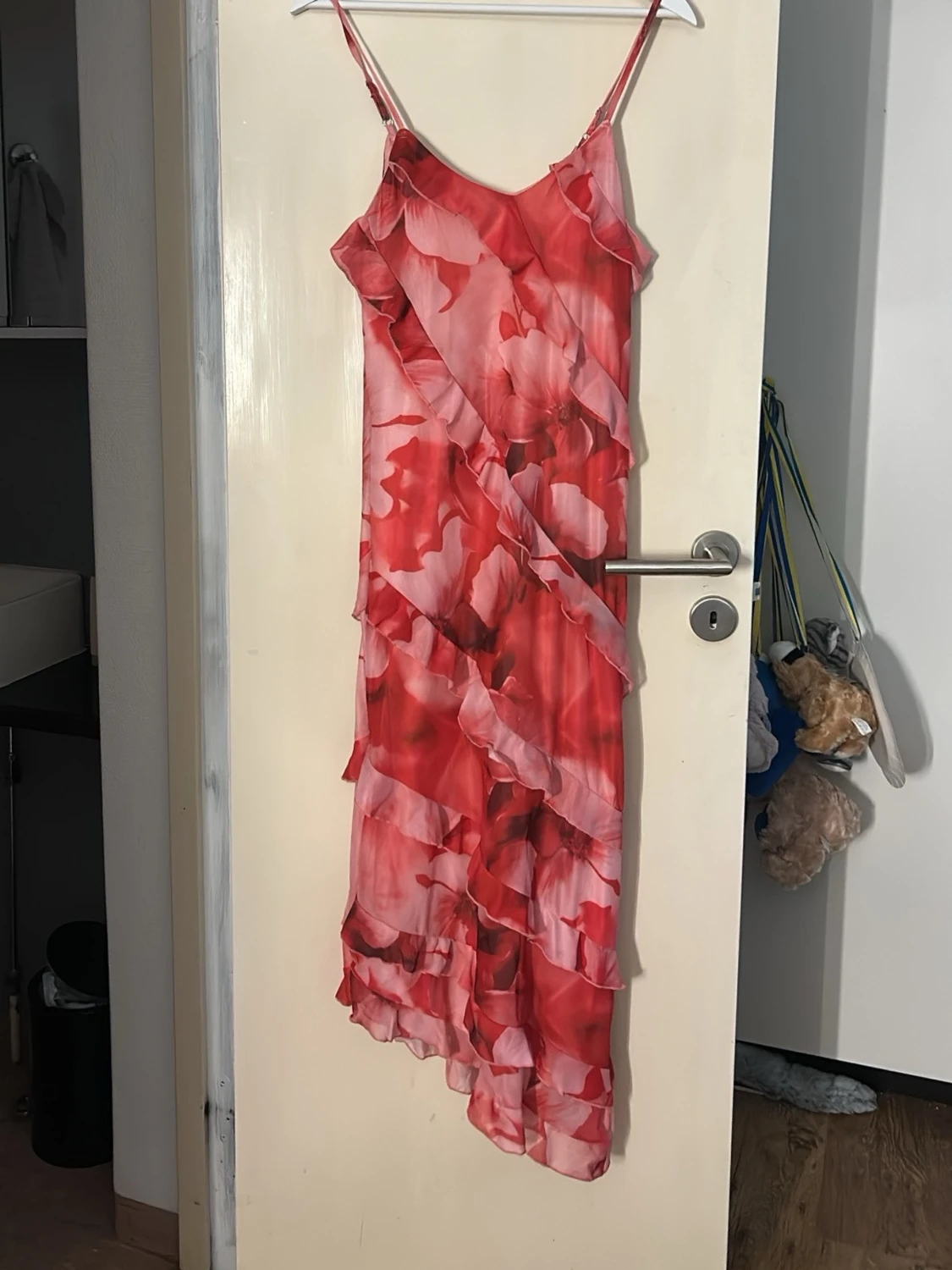 Rosa och röd blommig långklänning