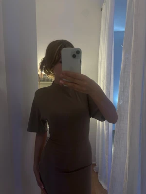 Klänning - En jätte snygg och bekväm klänning från Ginatricot! Slutsåld överrallt🩷 Den är knappast använd, inga defekter.🩷