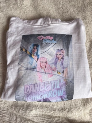 Vit Dolly Style hoodie med tryck - Säljer min i princip helt oanvända vita Dolly Style,  'Dance Til' Tomorrow' vita hoddie I storlek S. Den har lite fläckar vid halsen och på ärmarna, men det finns inga hål eller liknande i den samt att den är väldigt  lite använd i övrigt + rök och djur fritt hem.