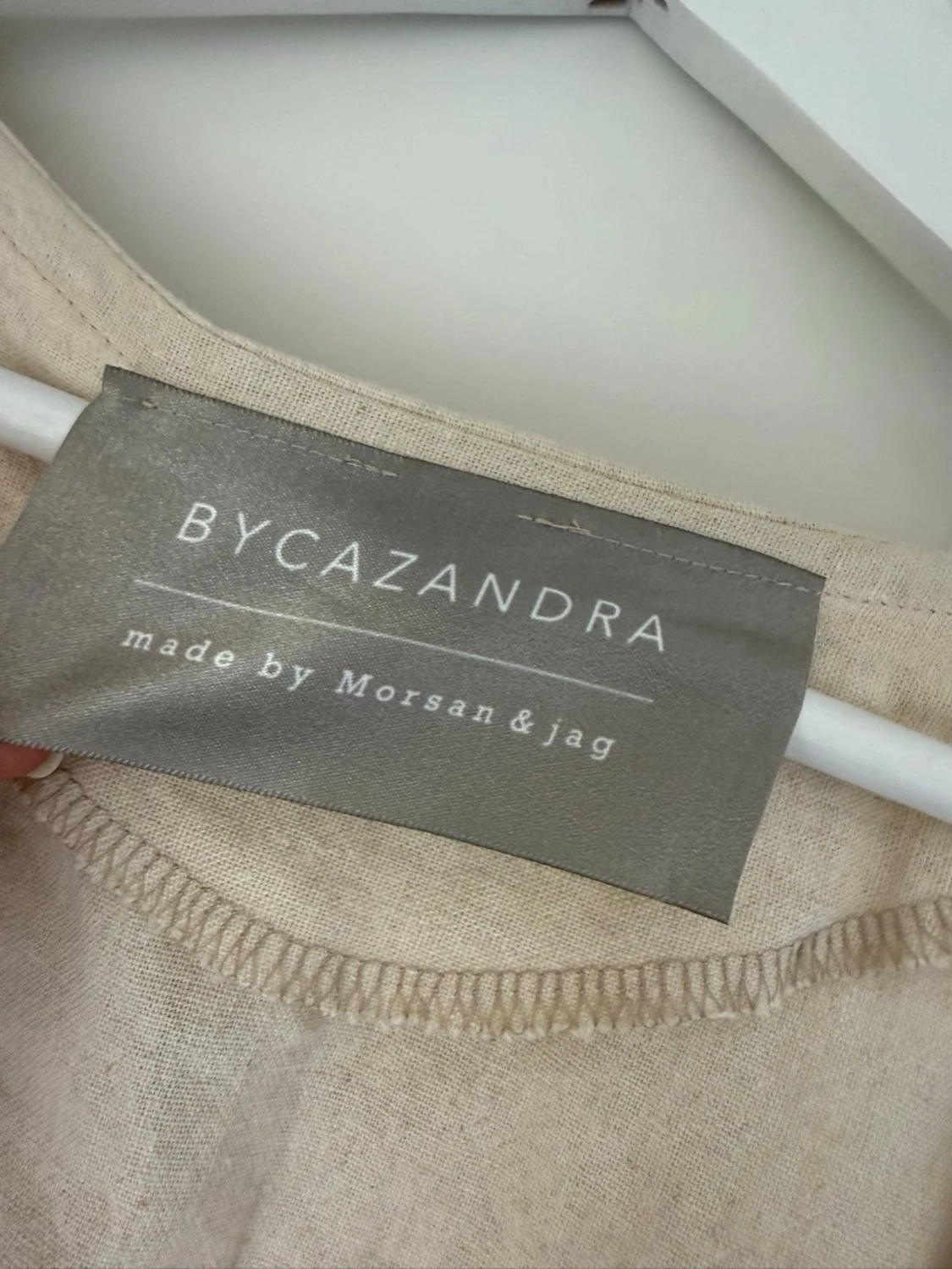 Beige omlottklänning i linne - 2