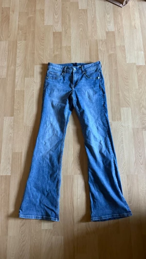 Lågmidjade bootcut jeans - Lågmidjade bootcut jeans i jättebra skick från hm😊