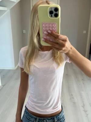 Ljusrosa tshirt  - Säljer denna sååå söta ljusrosa tshirt. (använd endast en gång) 🩷🩷🩷