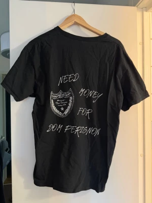 Tshirt med ryggtryck  - Cool svart tshirt med ryggtryck där det står ”need money for dom perignon” 🌟🌟