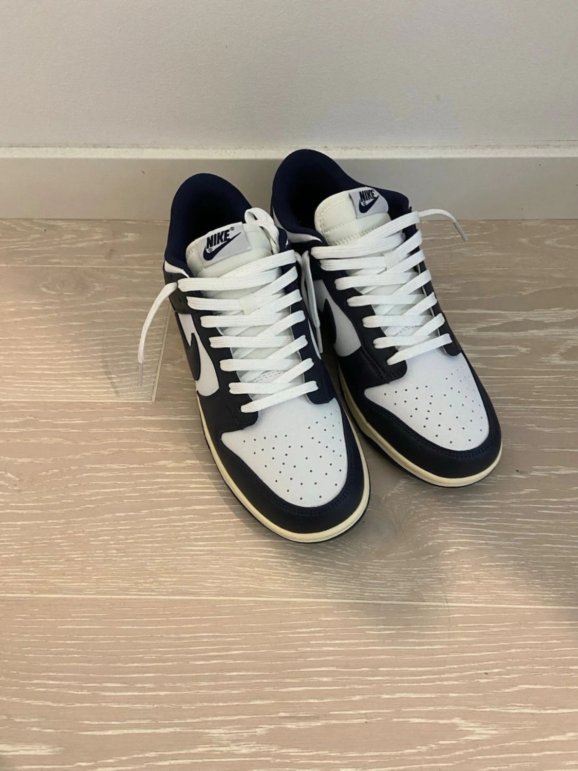 Nike Dunk Low navy och vita sneakers - 1