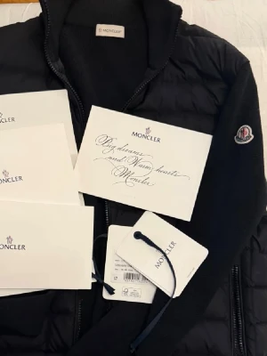 Moncler Tricot Cardigan - Moncler Tricot Cardigan med kvitto och alla tags! Storlek: M. Kan även fraktas! Kör ej via Plicks köparksydd utan endast Swish, utanför denna app!