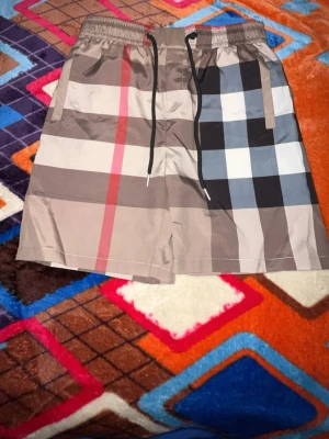 Burberry shorta - Säljer dessa burberry shorts prisk kan diskuteras vid köp och om ni har några frågor kan ni skriva till mig jag svarar snabbt och om ni vill ha tofflor med finns det också i mina artiklar. Skickar snabbt efter köp📦