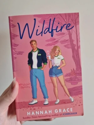 Wildfire av Hannah Grace - Säljer boken 'Wildfire' av Hannah Grace. Läst och har några mindre defekter som syns på bilden. Katt finns i hemmet
