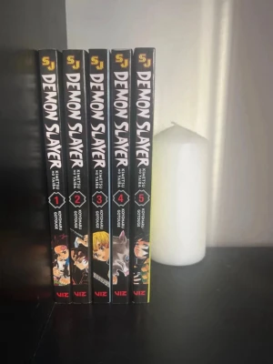 Demon Slayer manga volym 1-5 - Säljer de fem första volymerna av manga-serien Demon Slayer: Kimetsu no Yaiba av Koyoharu Gotouge. Böckerna har färgstarka omslag med anime-inspirerade illustrationer.Perfekt för dig som gillar actionfyllda berättelser och japansk manga. Som du kan se på originella priset på baksidan sparar du rätt så mycket genom att köpa mina manga. 