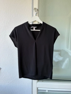 Blus från HM  - Fin blus från HM i fint skick, passar XS/S.