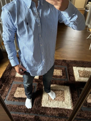 Blåvit randig skjorta från Ralph Lauren - Snygg blå och vit randig skjorta från Ralph Lauren är 178cm och väger 80kg