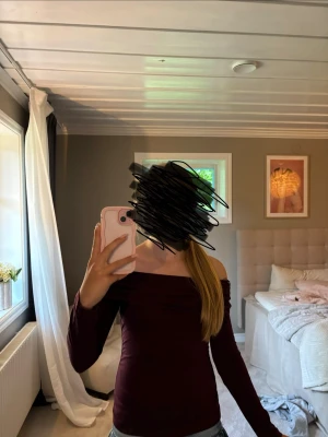 Mörkröd offshoulder topp från Gina Tricot i strl 146/152 - Trendig mörkröd offshoulder topp med långa ärmar och figurnära passform. Tillverkad i mjukt bomullsmaterial som sitter snyggt på kroppen. Perfekt för dig som vill ha en stilren och enkel topp med en twist.