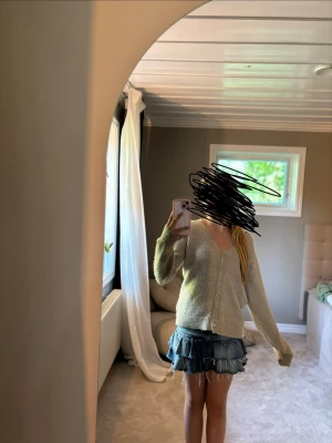 Beige med knappar från Zara i strl M - Mysig ljusgrå kofta från NA-KD med v-ringning och knäppning framtill. Koftan har långa ärmar, ribbade muddar och en avslappnad passform. Perfekt att slänga över en topp för en chill look. Koftan är i storlek M från Zara.