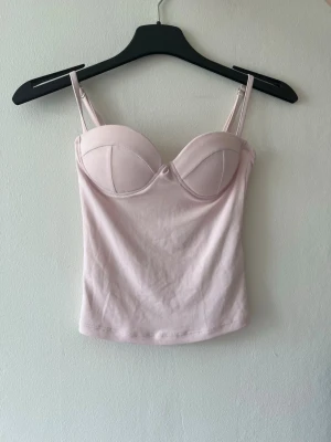 Ljusrosa topp från ginatricot! Oanvänd! - Jag säljer min ljusrosa topp från ginatricot! Den är helt ny och oanvänd, jag har inte hittat ett bra tillfälle för att använda den! Den är jätte fin och somrig. 