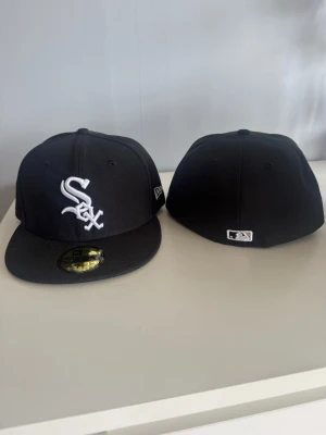59Fifty kepsar - Säljer två svarta kepar från New Era då båda var fel storlek för mig, inköpt från HatStore, ena är 58.7cm runt huvudet andra är lite mindre på 56.8cm, båda i stort sätt oanvända, bara testade 250kr styck nypris 499kkr