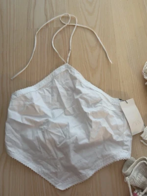 Vit linnetopp med knyt bak från zara - Lapp kvar! Oanvänd, endast testad!! Lite smink vid banden men går att tvätta bort!!