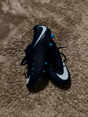 Nike Hypervenom - Snygga blåa fotbollsskor från Nike med vita detaljer !!! Klippt bort strumpan på skon!!!
