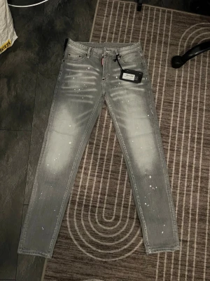 Dsquared 2 jeans  - detta är ett par Dsquared2 jeans som är helt oanvända med taggarna kvar. Jeansen är väldigt bekväma och stilrena då det passar med mycket andra plagg och är eftertraktade.