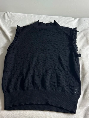 Fin topp  - Oanvänd virkad topp med hakterneck från Bilbok i storlek s