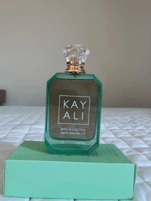 Kayali Maui In a bottle sweet banana | 37 - En ny parfym från Kayali i doft Maui In a bottle sweet banana | 37.   Volym: 100 ml.   Jätte god doft som ger massor med komplimanger, men har för många parfymer så behöver bli av med några.