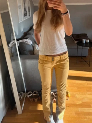 Gula bootcut jeans med låg midja - Snygga! Omsydda🩷🩷