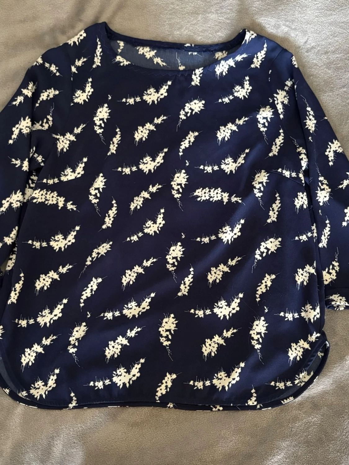 Mörkblå blus med blommigt mönster