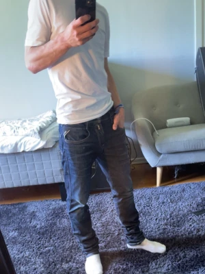 Replay Jeans - 🦕 Mörkblå snygga Hyperflex Replay Jeans  🦕  📏 Strlek W 28  L 30 plus det är stretchiga  📏  🦋 Färgen på jeansen är som på bild 1  🦋