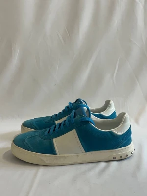 Valentino Flycrew  - Tjena! Säljer nu dessa feta Valentino Flycrew i ljusblått. Skorna är i storlek 43. Skorna har alla nitar kvar och skorna har knappt används.             Ny pris: ca 6000 (tillverkas ej längre).                          Säljs för: 3399kr.                                                        Hör gärna av er vid frågor eller intresse!            Priset går att diskutera! 