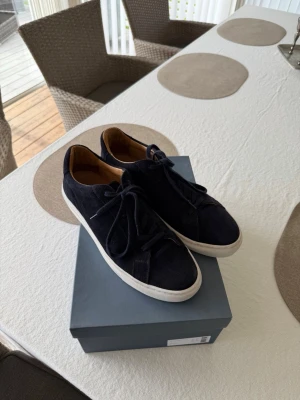 A Day’s March marching sneaker - Suede X - Säljer mina A Day’s March sneakers, använda en gång så i mycket bra skick! Storlek 44.