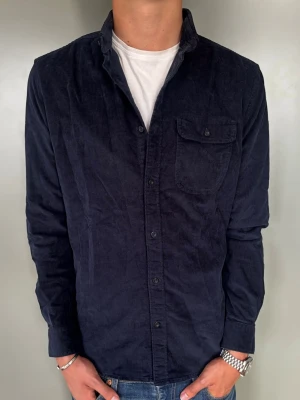 Blå Overshirt - Strl - L | Skick - 10/10 | Nypris - ca 1200kr | Vid minsta lilla fundering är det bara att höra av sig!