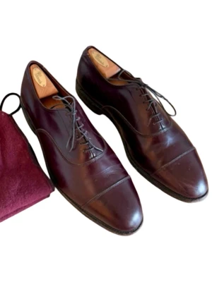 Allen Edmonds Park Avenue (9 1/2, 43,5) - Snygga mörkbruna loafers i blankt läder med klassisk rund tå och diskreta sömmar över tån. Skorna har en elegant och tidlös design med snörning och låg klack. Perfekta för dig som gillar stilrena och dressade skor. Storlek 9 1/2 (motsvarar 43,5)