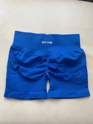DFYNE Impact shorts - Säljer ett par deep sea blue impact shorts från DFYNE perfekt för gym outfits 😊| skick 10/10 har använts fåtal gånger! | påsen finns kvar och följer med på köp! | pris går att diskutera vid snabbaffär / bundle köp! 🤗